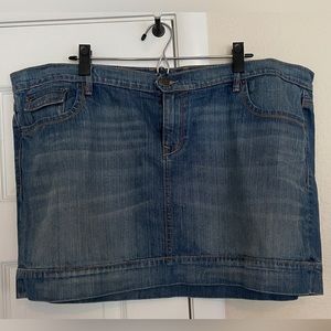 Mini jean skirt with pockets on back